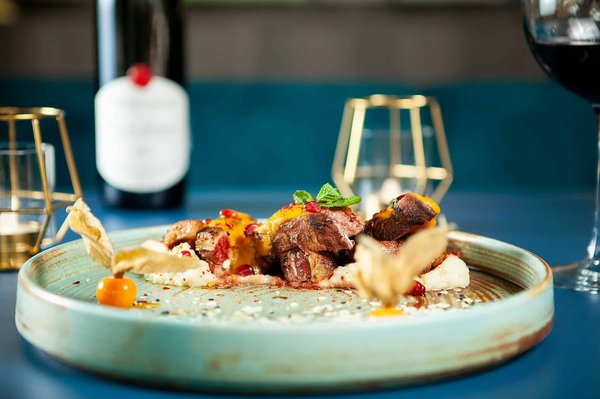 Comment réussir une soupe de légumes racines avec une touche de curcuma et gingembre?